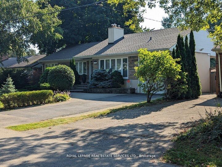 Property Photo: 1602 Lincolnshire Boulevard ON L5E 2S7