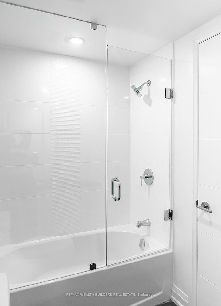 Property Photo:  207 Jarvis Street 7  ON M5J 2C1 