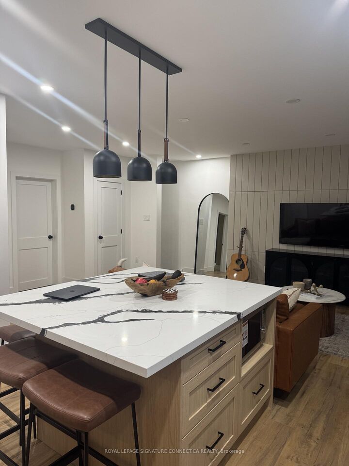 Photo de la propriété:  1167 Woodbine Avenue Upper  ON M4C 1C6 
