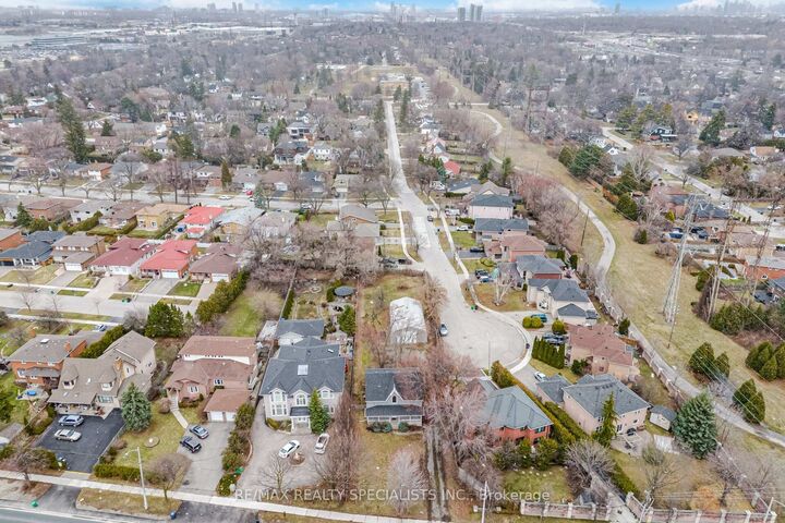 Property Photo: 2131 Cawthra Road ON L5A 2W6
