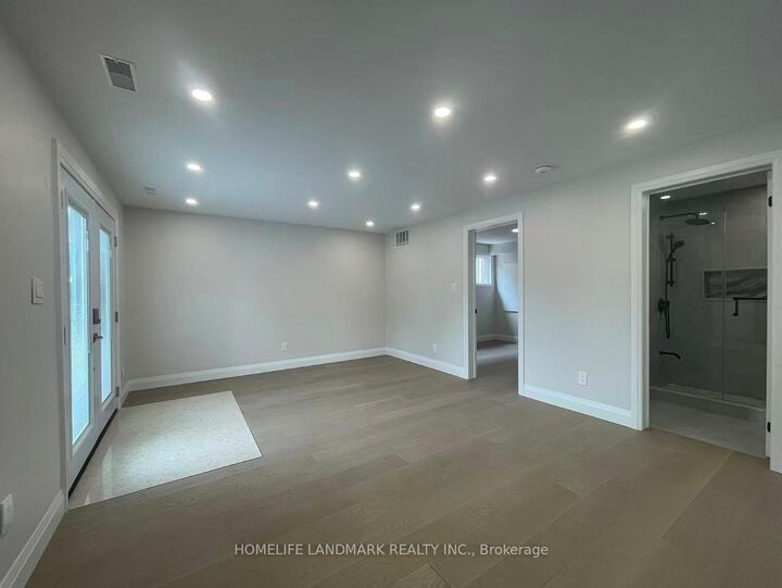 Property Photo:  17 Rosemeade Avenue Unit 2  ON M8Y 3A2 