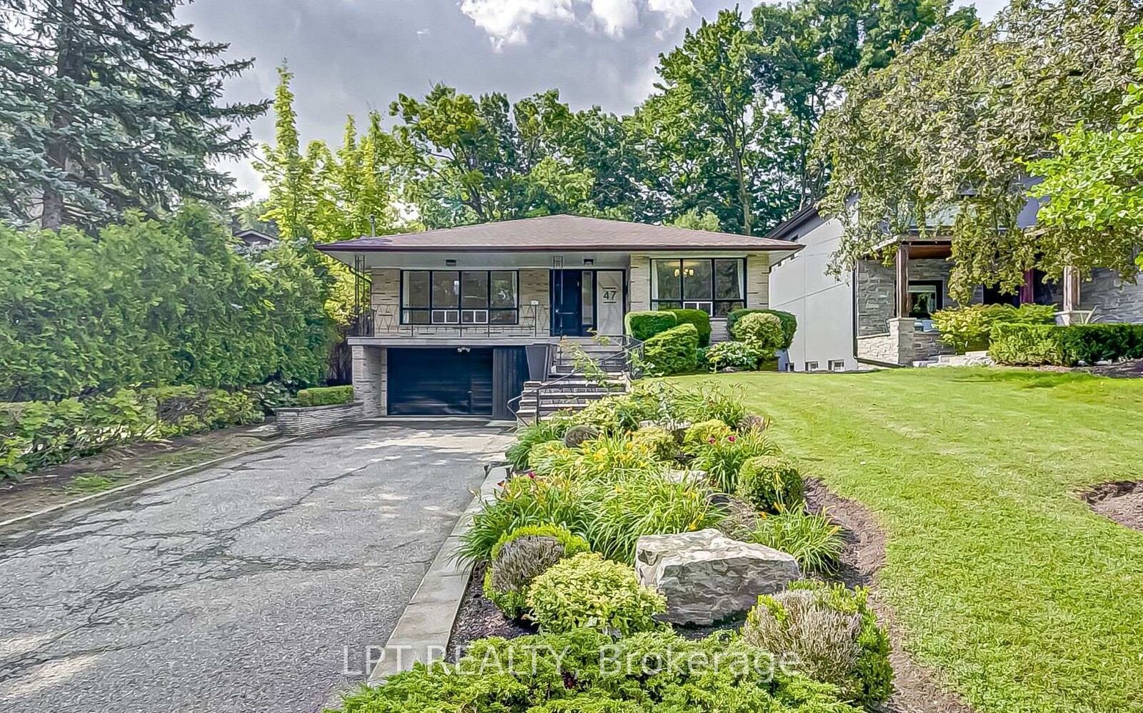 Property Photo:  47 Waterloo Avenue  ON M3H 3Y1 