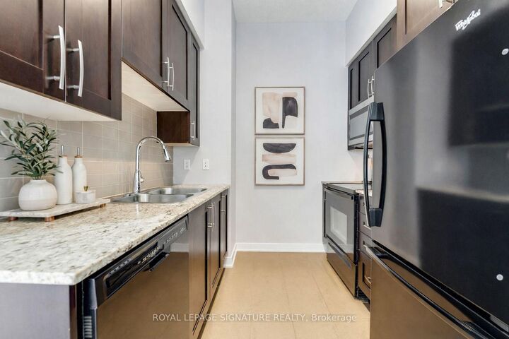 Property Photo: 4070 Confederation Parkway 311 ON L5B 0E9