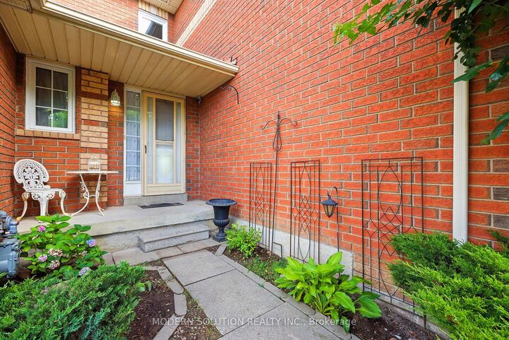 Property Photo:  99 Creekwood Crescent  ON L1R 2K1 
