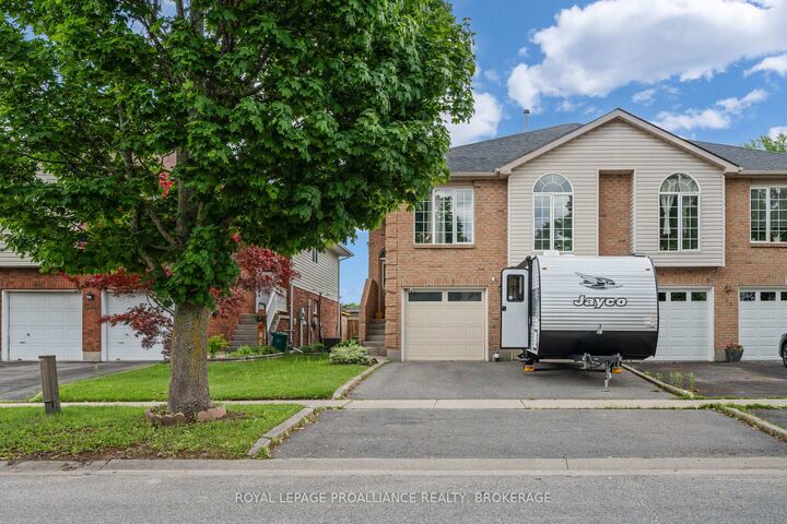 Property Photo: 653 Barnsley Crescent ON K7M 8X4