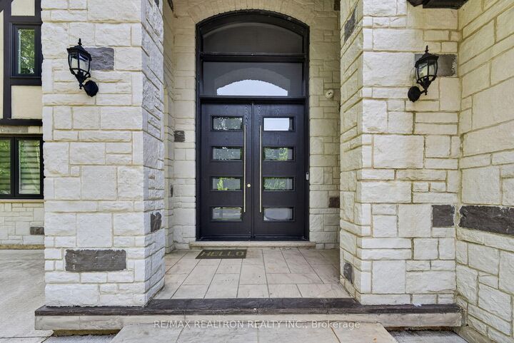 Property Photo:  975 Caldwell Avenue  ON L5H 1Z2 