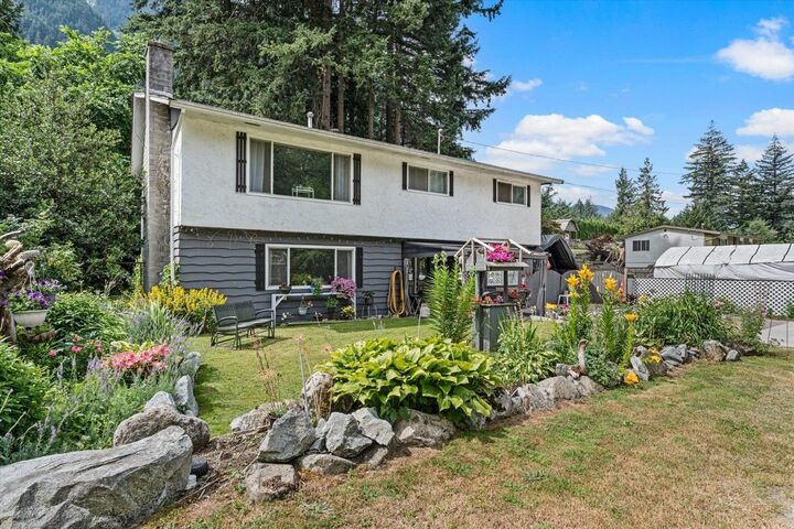 300 Robertson Crescent — photo 1