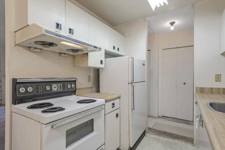Property Photo: 1440 E Broadway Street 115 BC V5N 5P2