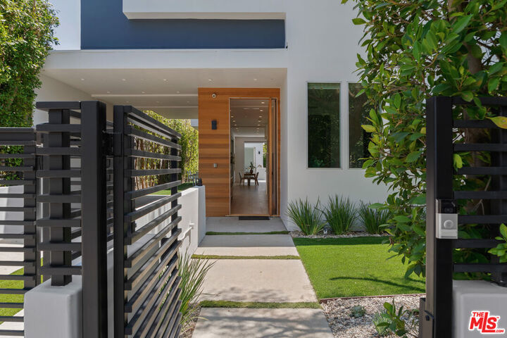 Property Photo:  436 Norwich Dr  CA 90048 