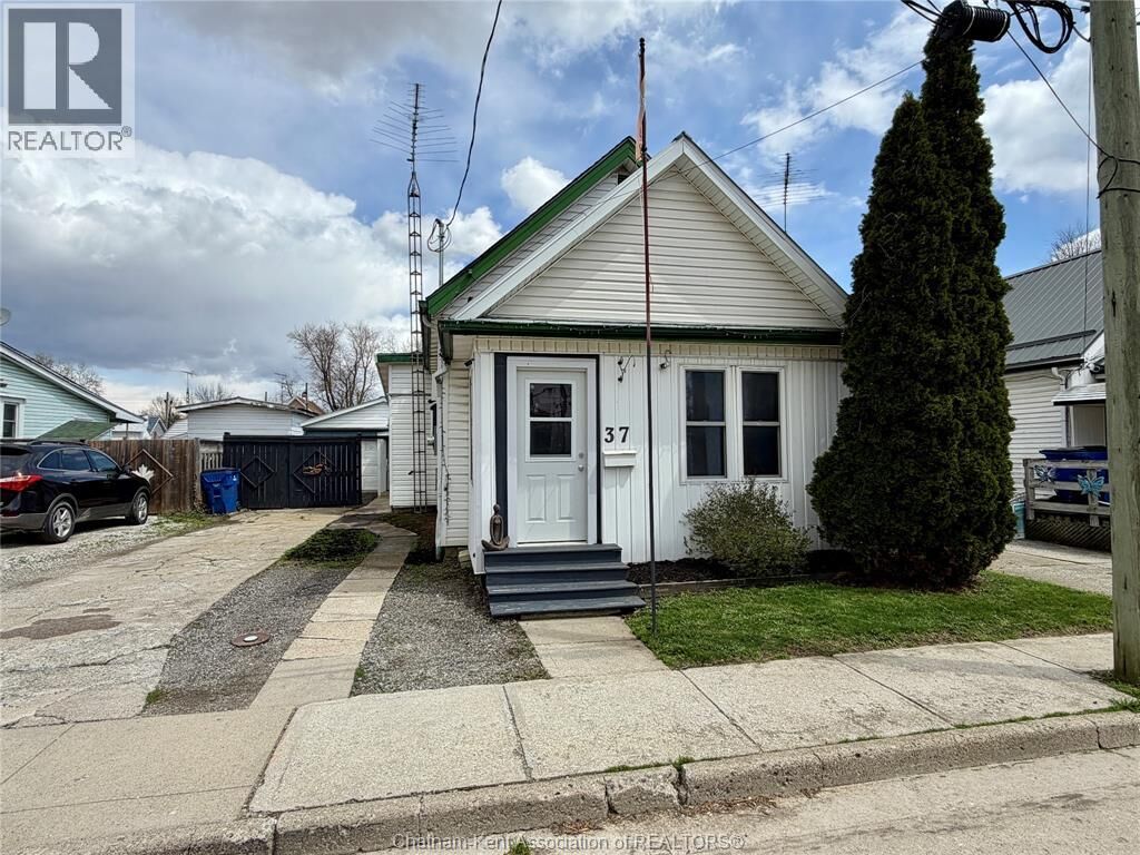 Property Photo:  37 Foster Street  ON N7M 4N4 