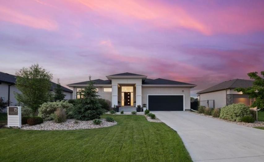 Property Photo:  15 Carlington Crescent  MB R4G 0C5 