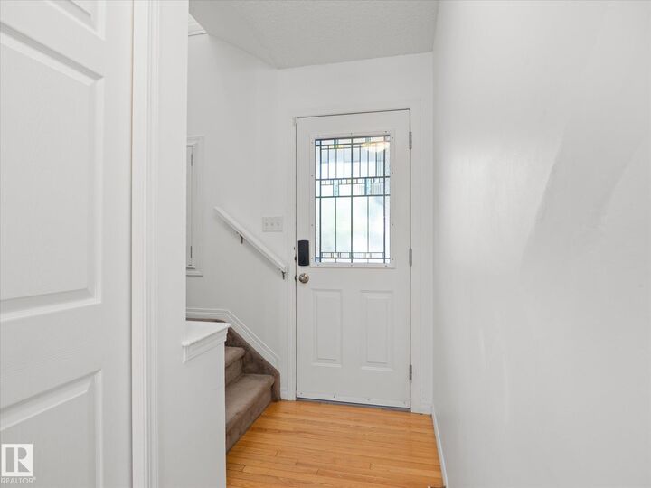 Photo de la propriété:  12126 16 Avenue SW  AB T6W 1L9 