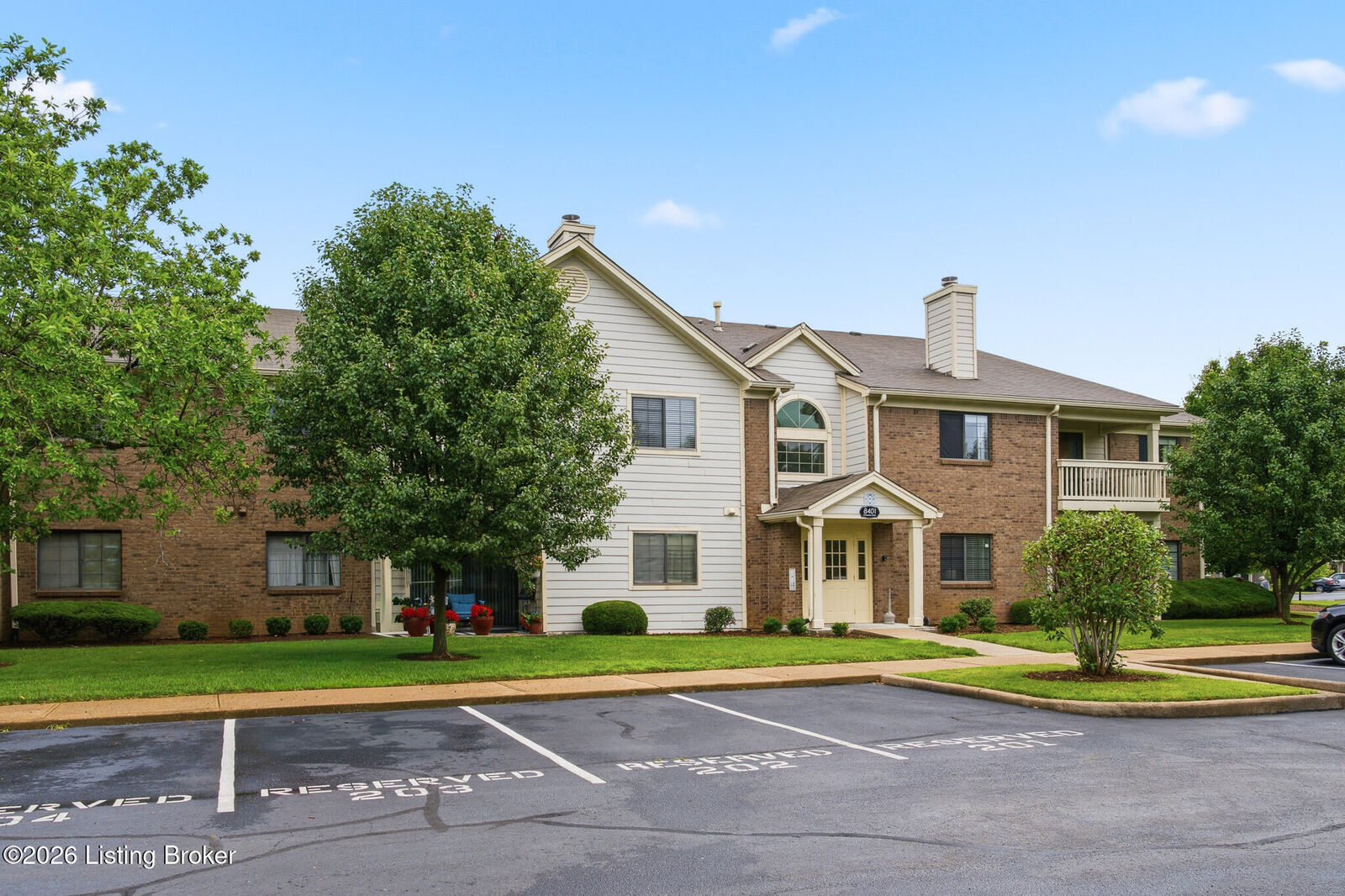 Property Photo: 8401 Ambrosse Ln 207 KY 40299