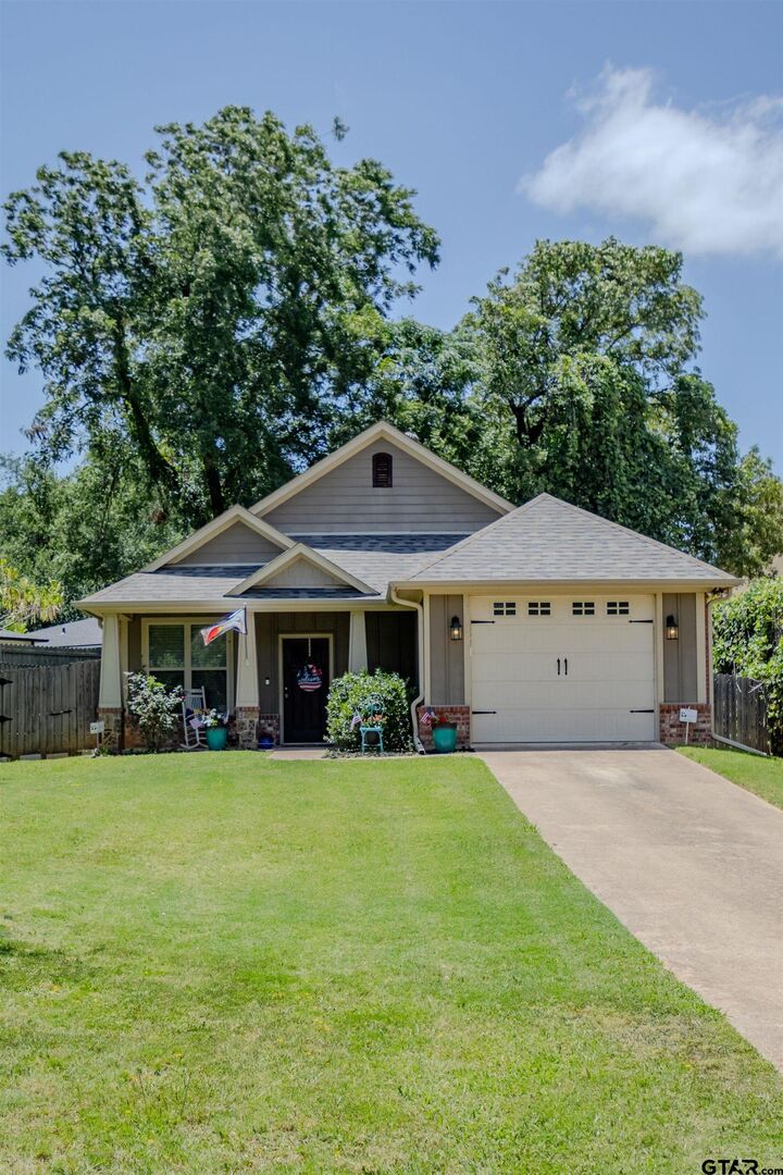 Property Photo:  1815 Knob Hill  TX 75701 