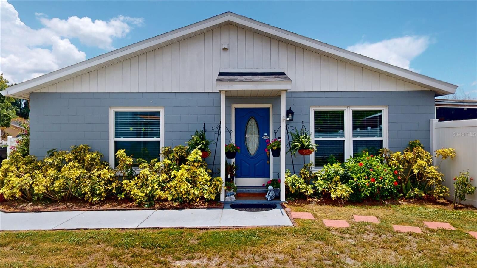 Property Photo:  1215 Coolmont Drive  FL 33511 
