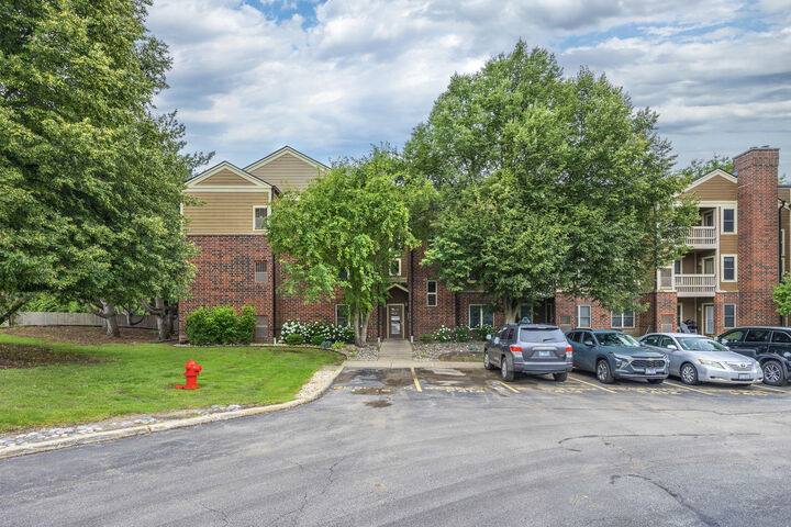 Property Photo:  214 Glengarry Drive 201  IL 60108 