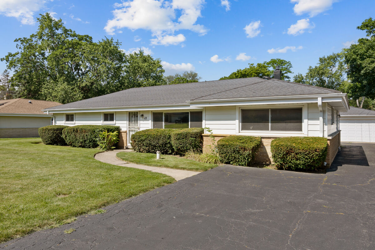 Property Photo:  12 E Elaine Circle  IL 60070 