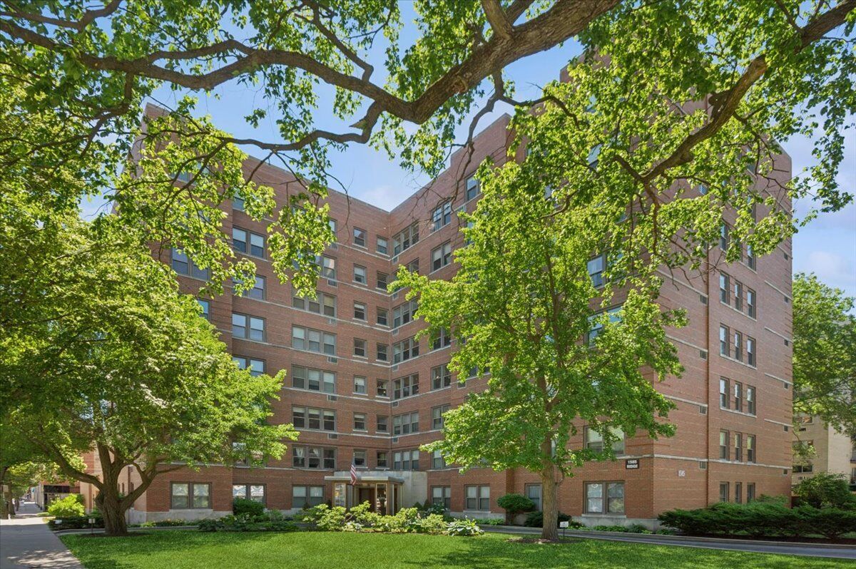 Property Photo: 1585 Ridge Avenue 309 IL 60201