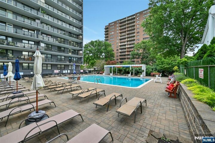 Property Photo: 285 Aycrigg Avenue 22J NJ 07055