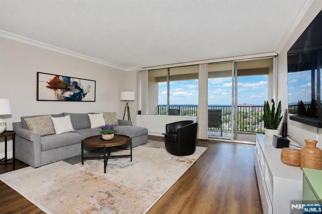 Property Photo:  6 Horizon Road 1904  NJ 07024 