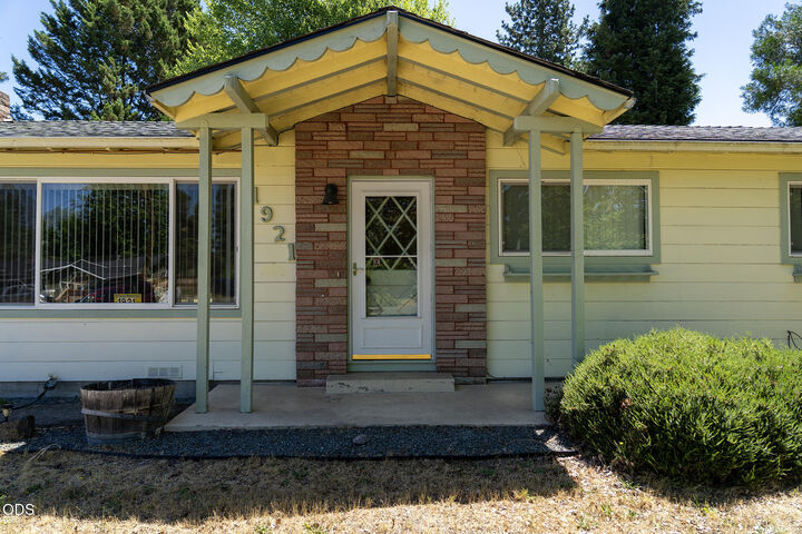 Property Photo: 1921 Regina Way OR 97527