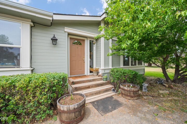 Property Photo: 23720 SW Starshine Lane OR 97701