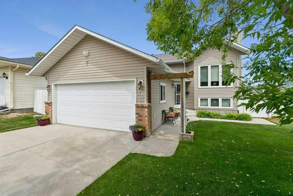 Property Photo:  44 Macewan Ridge Gate NW  AB T3K 3W2 