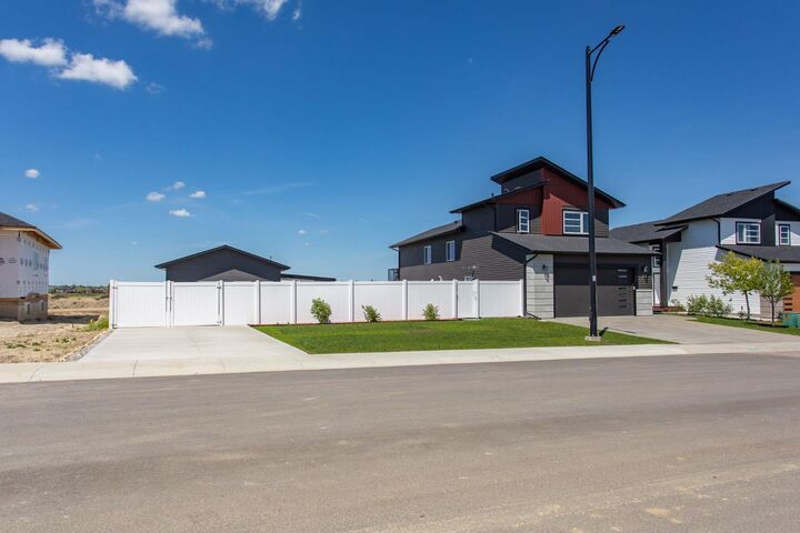 Property Photo:  70 Parlby Crescent  AB T4L 0J9 