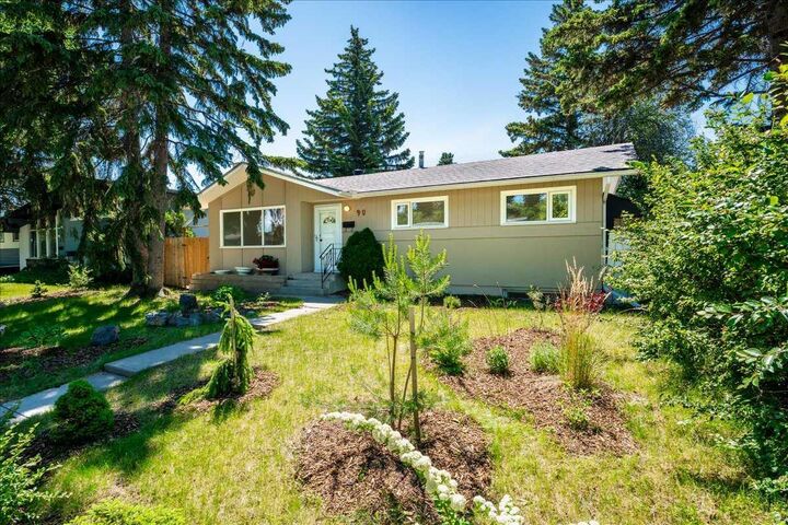 Property Photo:  90 Armstrong Crescent SE  AB T2J 0X3 