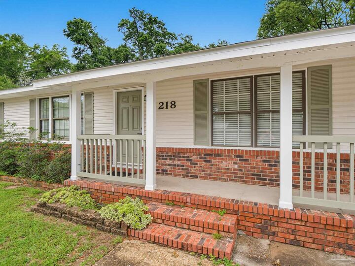 Property Photo:  218 Betty Rd  FL 32507 