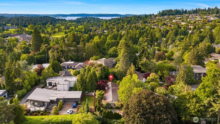 Property Photo:  804  84th Avenue NE  WA 98039 