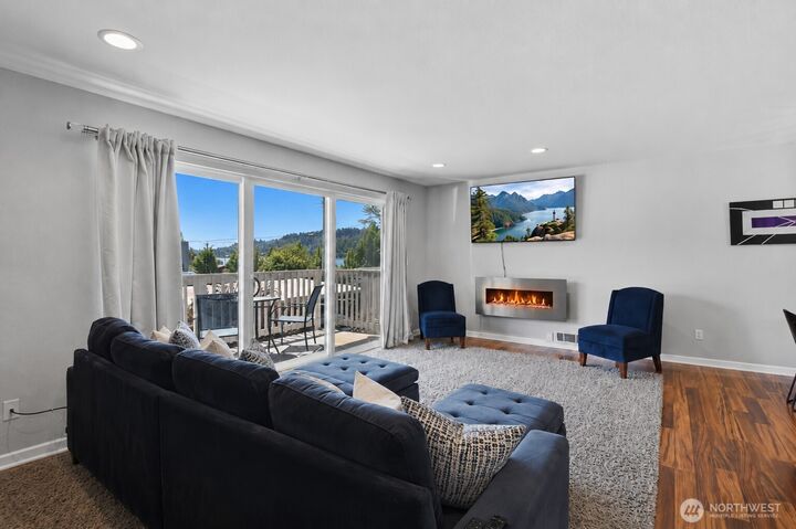 Property Photo:  5021  Ripley Lane N 213  WA 98056 