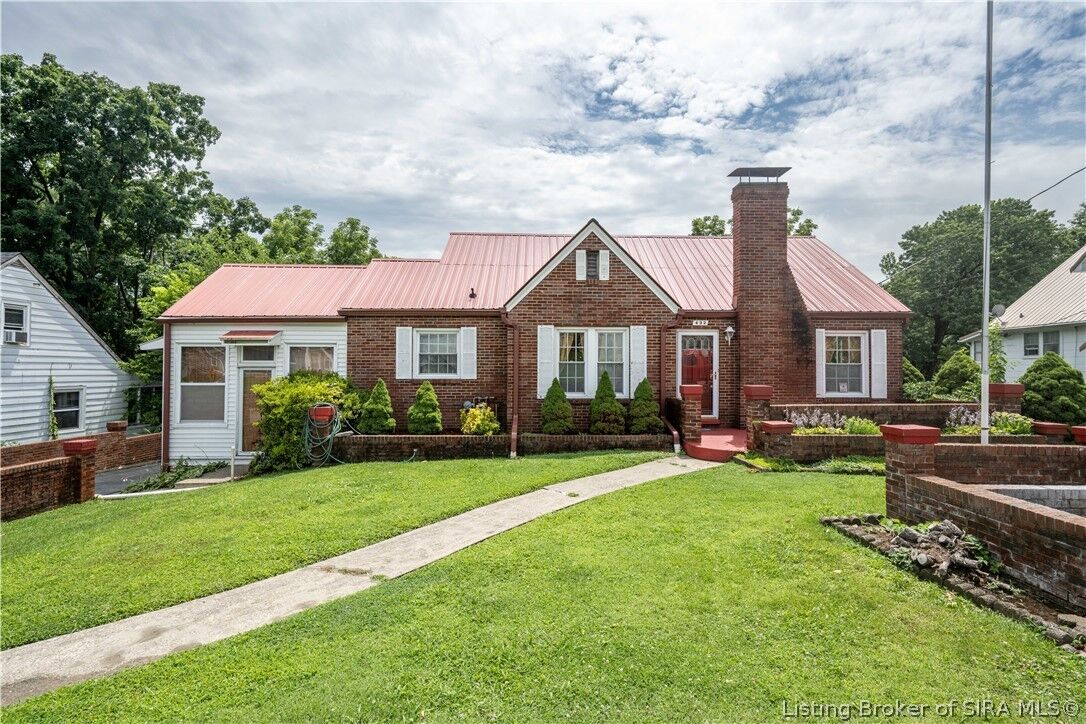 Property Photo:  632 E Daisy Lane  IN 47150 