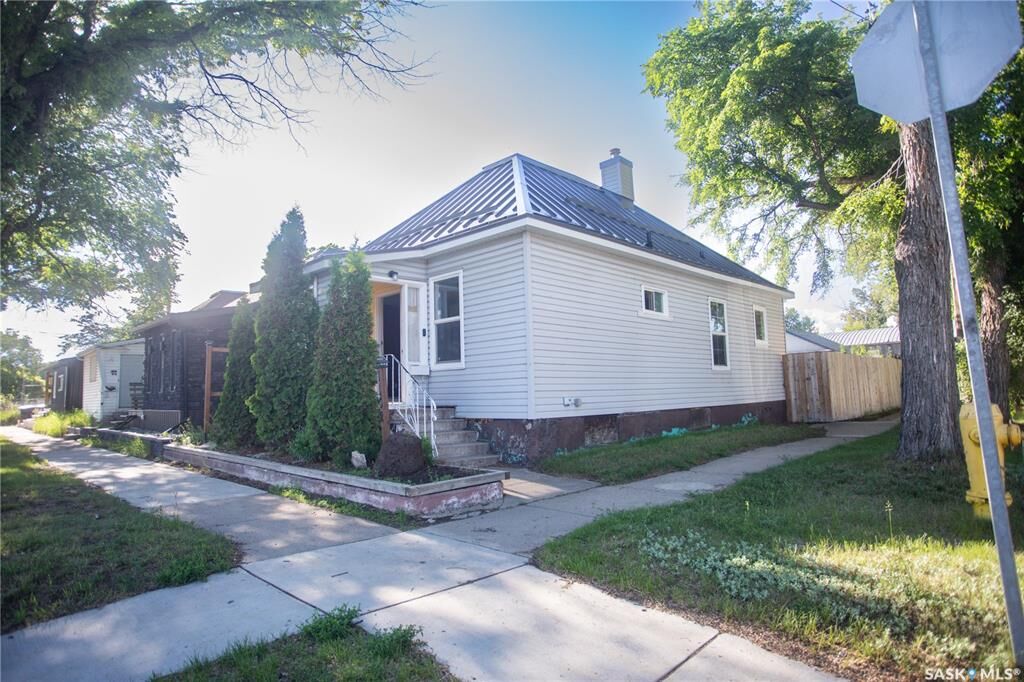Property Photo:  1102 19th Street W  SK S7M 1C4 
