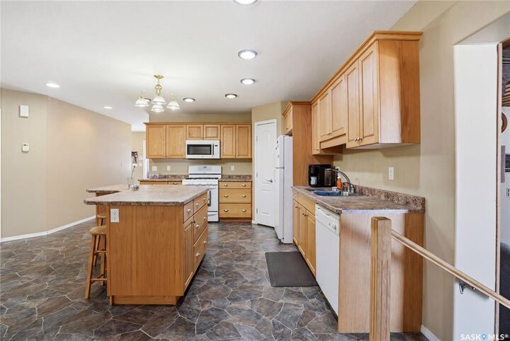 Property Photo:  205 Bay Drive W  SK S0J 0N0 