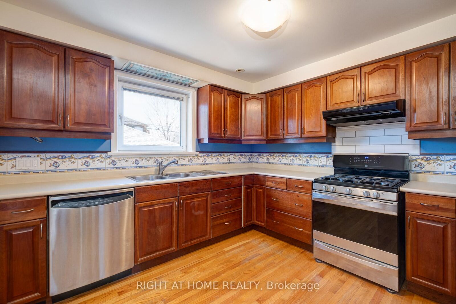 Property Photo:  952 Coxwell Avenue Main  ON M4C 3G3 
