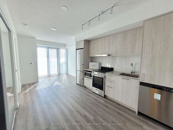 Property Photo:  195 Commerce Street 2005  ON L4K 0P9 