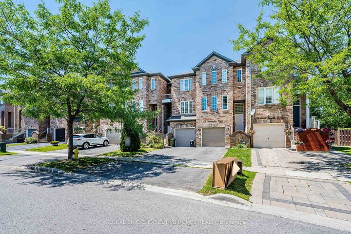 124 Conn Smythe Drive — photo 1