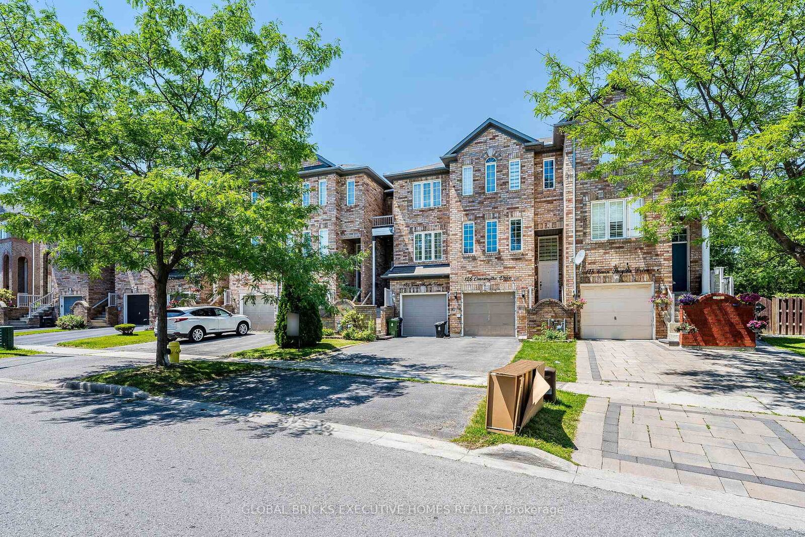 Property Photo: 124 Conn Smythe Drive ON M1J 3P5