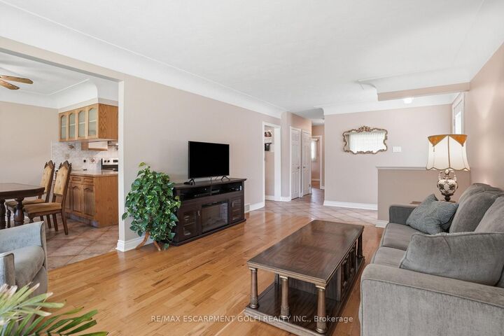 Property Photo:  18 Pleasant Avenue  ON L8G 2L2 