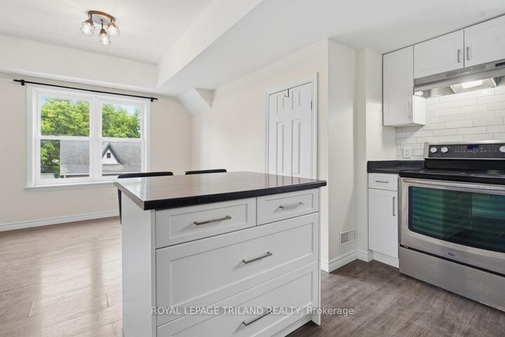 Property Photo:  876 Van Street 2  ON N5Z 1M7 