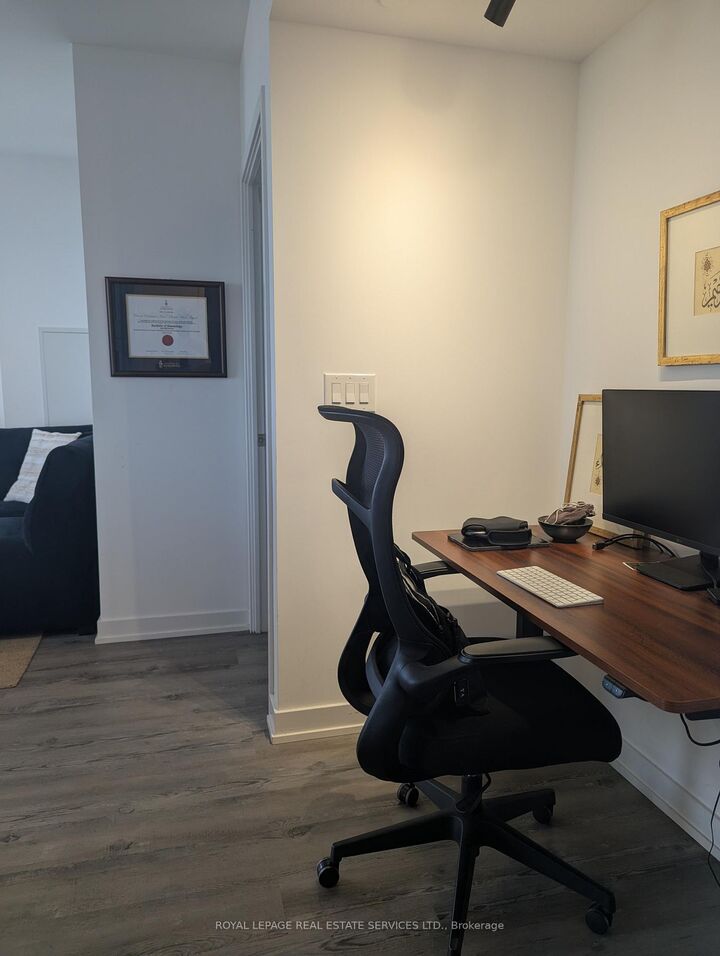 Property Photo:  11 Wellesley Street W 3208  ON M4Y 0G4 