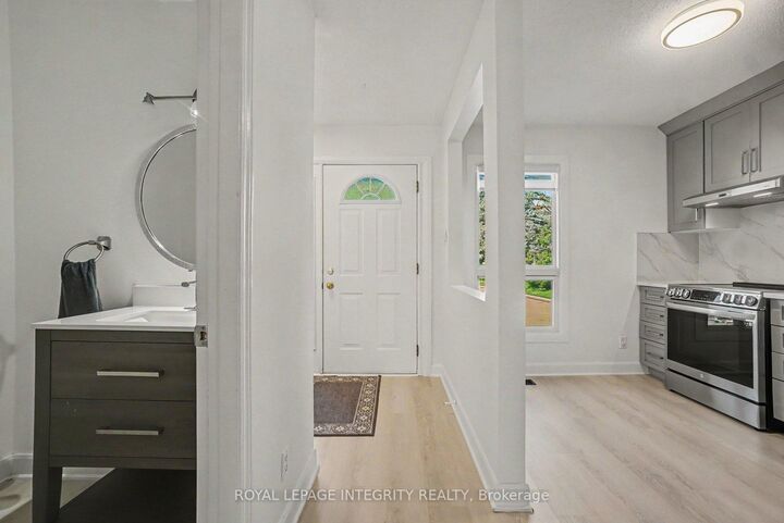 Property Photo: 1507 Ballard Court 2 ON K1B 4Z1