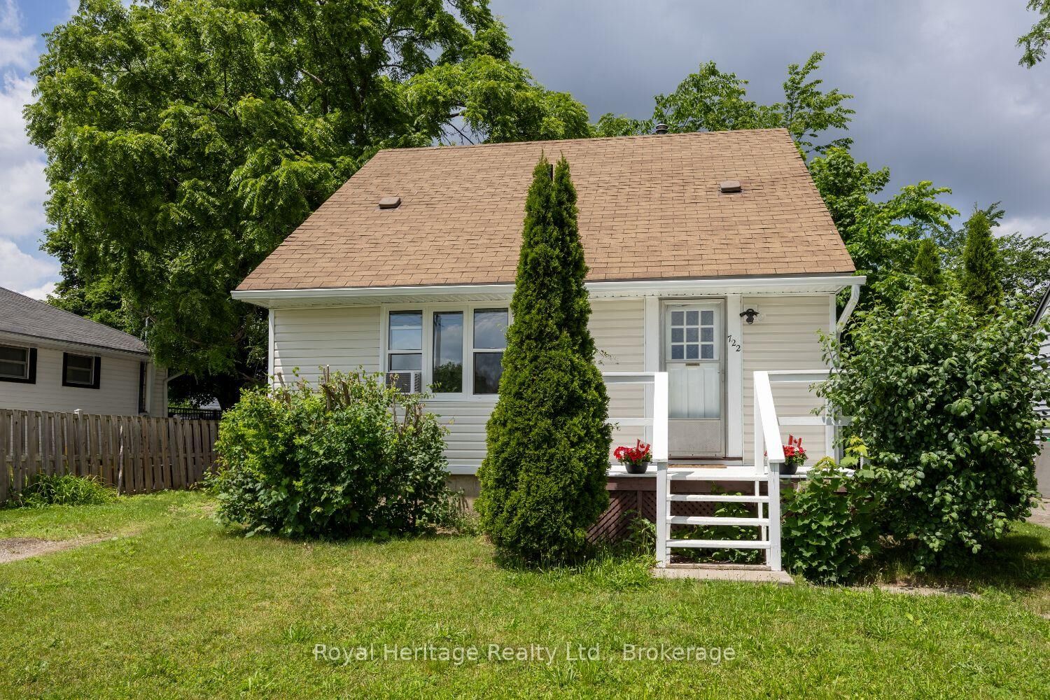 Property Photo: 722 Gillespie Avenue ON K9J 4B7