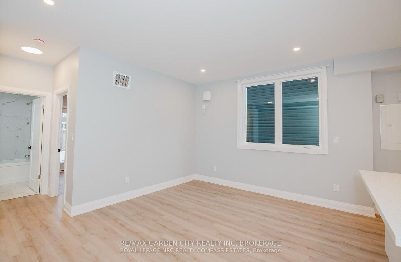 Property Photo:  105 Southworth Street N 105B  ON L3B 1Y7 