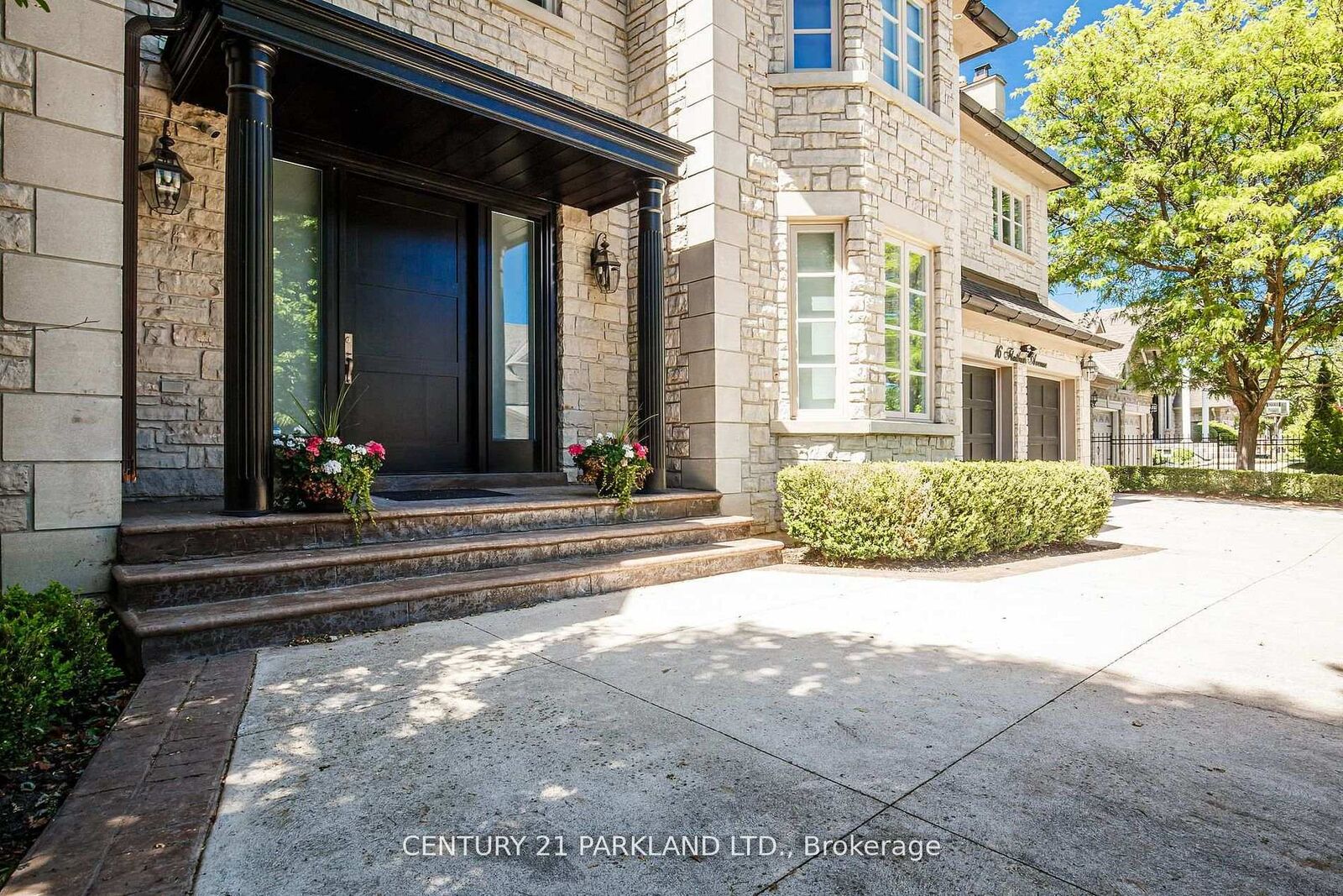 Property Photo: 16 Flatbush Avenue ON L4L 8K3
