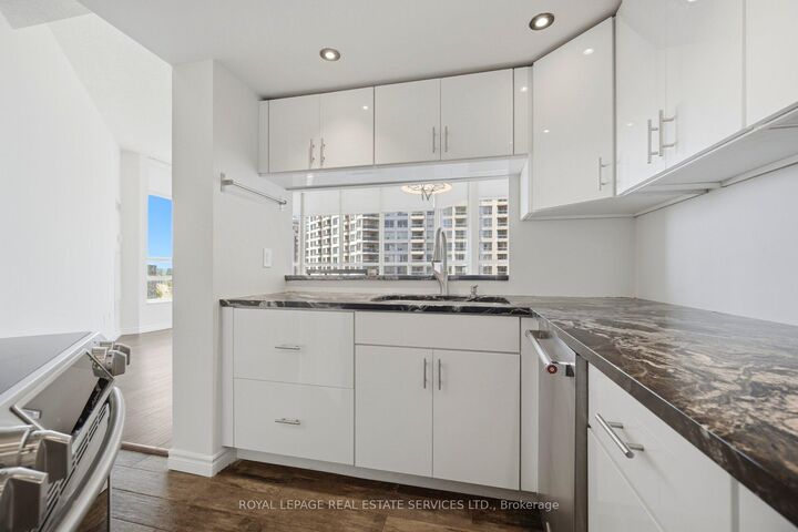Property Photo:  250 Webb Drive 1605  ON L5B 3Z4 