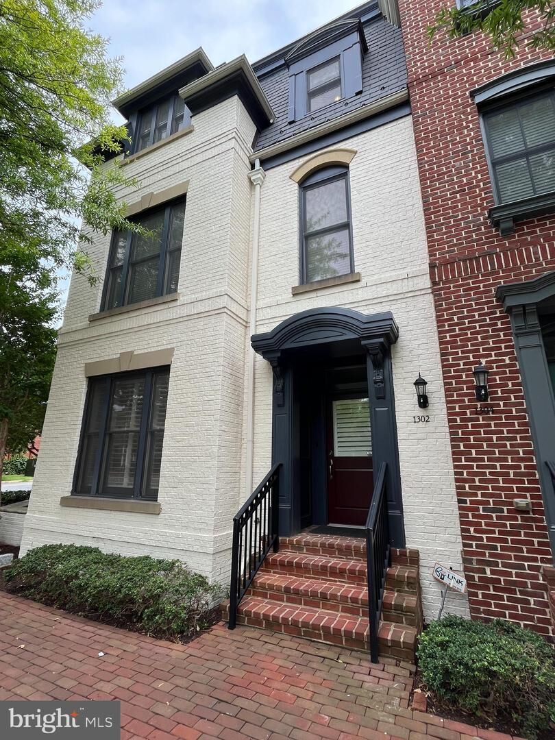 Property Photo: 1302 Duke Street VA 22314