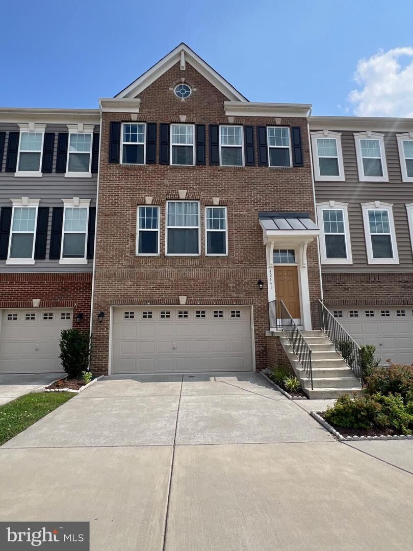 Property Photo:  42641 Oak Park Sq  VA 20148 