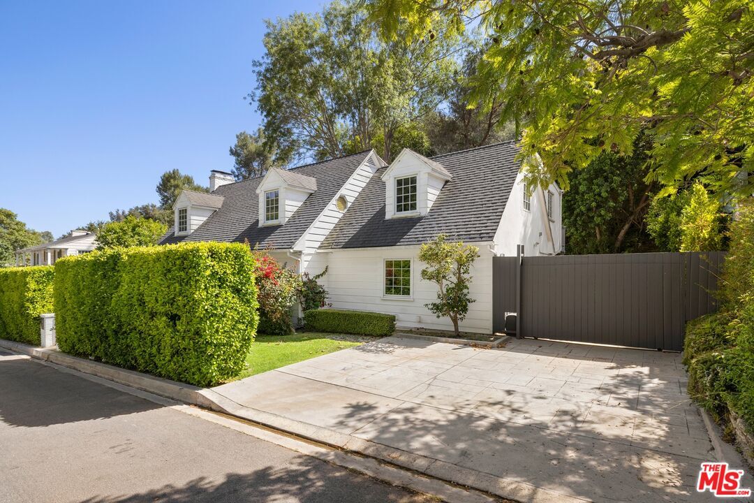 Property Photo:  501 Cascada Way  CA 90049 